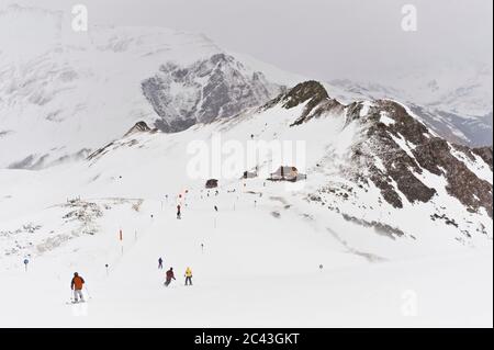 Skifahrer auf einer Piste, Hintertux, Tirol, Österreich Stockfoto