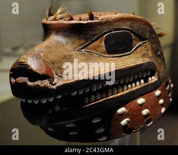 Casco que representa a un lobo, animal admirado y temido por su fuerza y violencia. Madera, concha y crin. Indios Tlingit (siglo XVIII). Costa Noroeste. Norte de América Museo de América. Madrid. España. Stockfoto