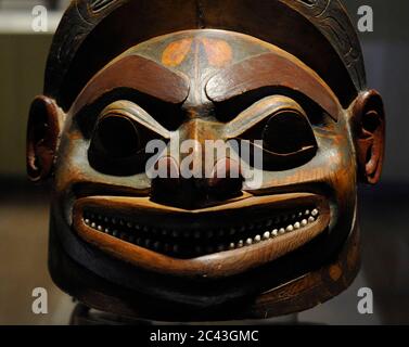 Casco con representación de rostro esquemático. Madera, cobre, Cuero y concha. Indios Tlingit (Siglo XVIII). Costa Noroeste. América del Norte. Museo de América. Madrid. España. Stockfoto