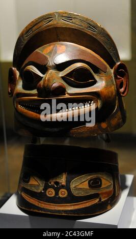 Casco y collera con representaciones de rostros esquemáticos. Madera, cobre, Cuero y concha. Indios Tlingit (Siglo XVIII). Costa Noroeste. América del Norte. Museo de América. Madrid. España. Stockfoto