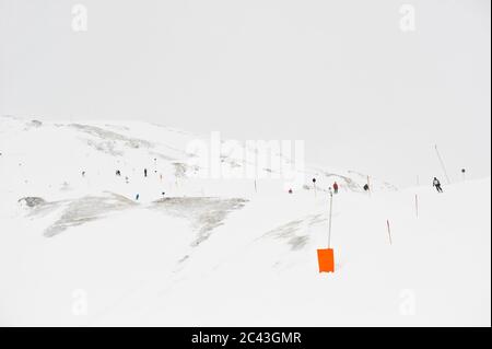 Skifahrer auf einer Piste, Hintertux, Tirol, Österreich Stockfoto