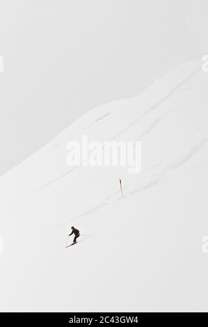 Skifahrer auf einer Piste, Hintertux, Tirol, Österreich Stockfoto