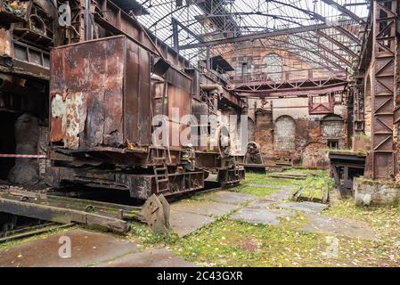 Gießplattform offener Ofen in Werkstatt auf Old Mining und metallurgische Anlage Stockfoto