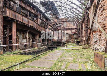 Gießplattform offener Ofen in Werkstatt auf Old Mining und metallurgische Anlage Stockfoto