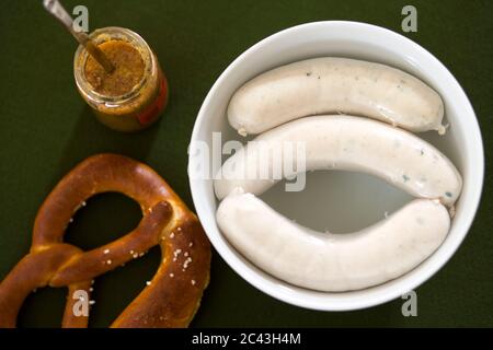 Weisswurst mit Brezel und Senf Stockfoto