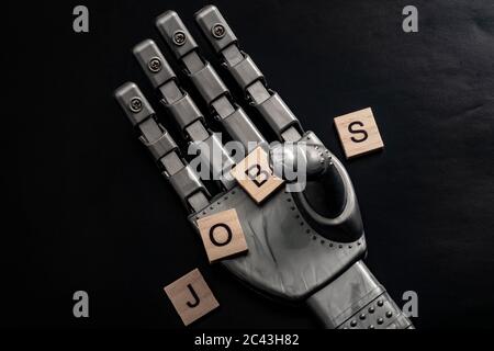 Verlieren Sie Ihre Arbeit an Roboter durch Automatisierung und den Aufstieg des Maschinenkonzepts mit einem Roboter Hand greifen Holzfliesen, die das Wort AUFTRÄGE auf buchstabieren Stockfoto