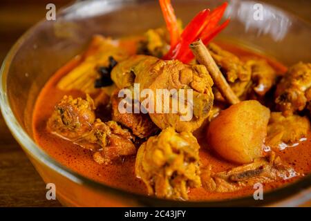 Chicken Curry, Gericht aus dem indischen Subkontinent, gemeinsame Delikatesse in der Küche des indischen Subkontinents, Küche von Südostasien. Stockfoto