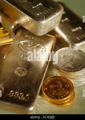 Silberbarren und Münzen Stockfoto