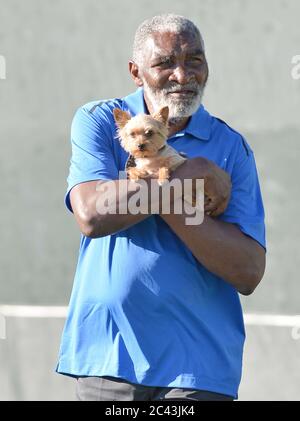 KEY BISCAYNE, FL - MÄRZ 25: Richard Williams wird mit seinem Hund bei den Sony Open Tennis im Crandon Park Tennis Center am 25. März 2014 in Key Biscayne, Florida gesehen. Personen: Richard Williams Kredit: Storms Media Group/Alamy Live News Stockfoto