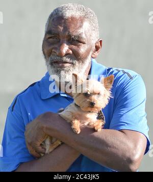 KEY BISCAYNE, FL - MÄRZ 25: Richard Williams wird mit seinem Hund bei den Sony Open Tennis im Crandon Park Tennis Center am 25. März 2014 in Key Biscayne, Florida gesehen. Personen: Richard Williams Kredit: Storms Media Group/Alamy Live News Stockfoto