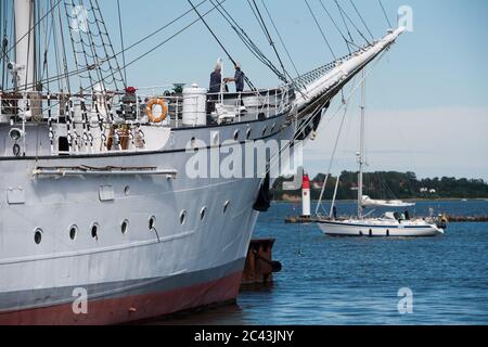 Stralsund, Deutschland. Juni 2020. Das Segelschiff 'Gorch Fock' (I) befindet sich im Stadthafen. Das 1933 gebaute Schiff wurde 1951 als Reparationsanreize an die Sowjetunion übergeben und erhielt den Namen Towarischtsch. Seit 2003 befindet es sich im Stadthafen von Stralsund als Museum. Quelle: Stefan Sauer/dpa-Zentralbild/ZB/dpa/Alamy Live News Stockfoto