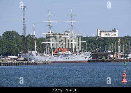 Stralsund, Deutschland. Juni 2020. Das Segelschiff 'Gorch Fock' (I) befindet sich im Stadthafen. Das 1933 gebaute Schiff wurde 1951 als Reparationsanreize an die Sowjetunion übergeben und erhielt den Namen Towarischtsch. Seit 2003 befindet es sich im Stadthafen von Stralsund als Museum. Quelle: Stefan Sauer/dpa-Zentralbild/ZB/dpa/Alamy Live News Stockfoto