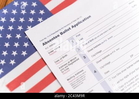 Maski, Indien - 23, Juni 2020 : Absentee Stimmzettel Antrag auf US-Flagge für amerikanische Präsidentschaftswahlen Stockfoto