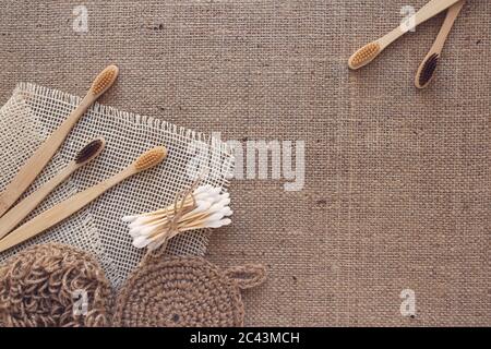 Rahmen aus natürlichen Bad- und Home Spa-Tools, nachhaltige Null Abfall und Lifestyle-Konzept. Zahnbürsten aus Holz, Bambusstäbchen, Seife, Zahnpulver Stockfoto