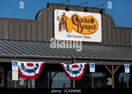 Ein Logo-Schild vor einem Cracker Barrel Old Country Store Restaurant Standort in Hagerstown, Maryland am 10. Juni 2020. Stockfoto