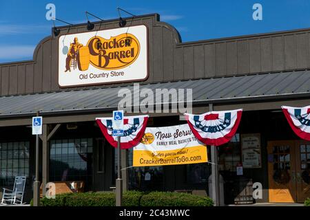 Ein Logo-Schild vor einem Cracker Barrel Old Country Store Restaurant Standort in Hagerstown, Maryland am 10. Juni 2020. Stockfoto