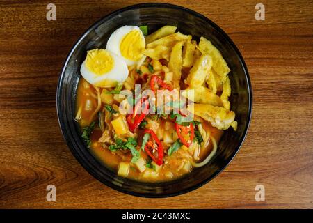 MEE Rebus ist ein malaiisches Nudelgericht in einer Soße auf Süßkartoffelbasis. Die Kombination von Süße und herzhaften Aromen werden köstlich mit einem Gen verstärkt Stockfoto