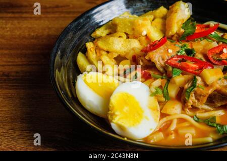 MEE Rebus ist ein malaiisches Nudelgericht in einer Soße auf Süßkartoffelbasis. Die Kombination von Süße und herzhaften Aromen werden köstlich mit einem Gen verstärkt Stockfoto