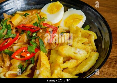 MEE Rebus ist ein malaiisches Nudelgericht in einer Soße auf Süßkartoffelbasis. Die Kombination von Süße und herzhaften Aromen werden köstlich mit einem Gen verstärkt Stockfoto