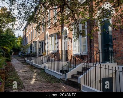 ROYAL TUNBRIDGE WELLS, KENT, Großbritannien - 15. SEPTEMBER 2019: Blick entlang der Bedford Terrace - einer hübschen denkmalgeschützten georgianischen Straße Stockfoto