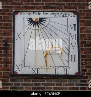 ROYAL TUNBRIDGE WELLS, KENT, Großbritannien - 15. SEPTEMBER 2019: Die Sonnenuhr auf der Kirche von König Karl dem Märtyrer Stockfoto