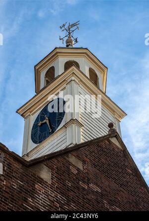 ROYAL TUNBRIDGE WELLS, KENT, Großbritannien - 15. SEPTEMBER 2019: Der Uhrenturm der Kirche von König Karl dem Märtyrer Stockfoto