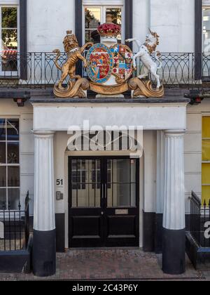 ROYAL TUNBRIDGE WELLS, KENT, Großbritannien - 15. SEPTEMBER 2019: Imposanter Eingang zum Georgian Building bei 51 Pantiles Stockfoto