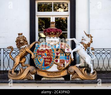 ROYAL TUNBRIDGE WELLS, KENT, Großbritannien - 15. SEPTEMBER 2019: Wappen über dem Eingang zum ehemaligen Royal Sussex and Victoria Hotel in den Pantiles Stockfoto