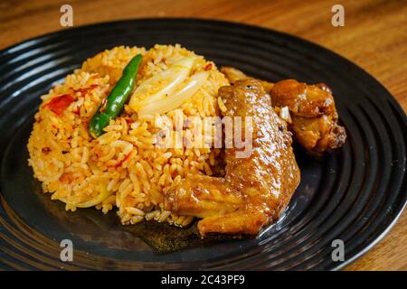 Würziger gebratener Reis mit gegrilltem schwarzen Pfeffer Hähnchenflügel. Stockfoto