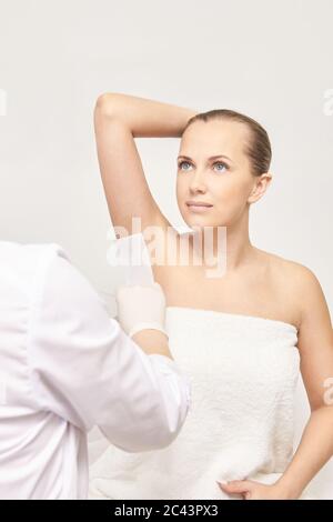 Salon Haarentfernung Epilation mit Mädchen. Weibliche Enthaarung. Kein Schmerz Werkzeug wachsen oder Zucker Stockfoto