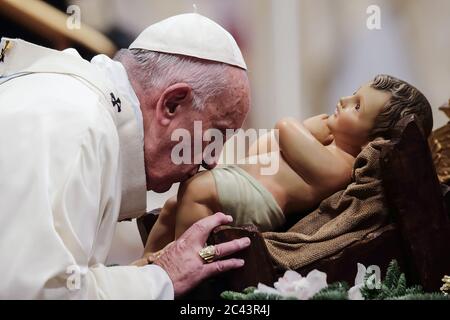 FROHES NEUES JAHR BABY JESUS: 1. Januar 2020, Vatikanstadt (Heiliger Stuhl): PAPST FRANZISKUS küsst Knie des Jesuskindes Statue, während er Messe am Hochfest der Allerheiligsten Jungfrau Maria in der Petersbasilika im Vatikan am Neujahrstag feiert. Quelle: Evandro Inetti/ZUMA Wire/Alamy Live News Stockfoto