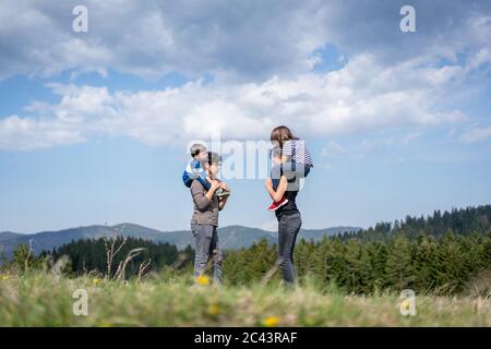 Große Brüder Huckepack hält die Kleinen Stockfoto