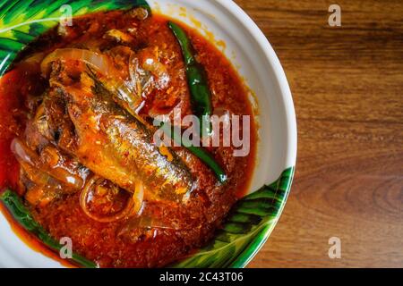 Sambal tudis sardin - Sardine Fisch mit würzigen Sambal gekocht. Stockfoto