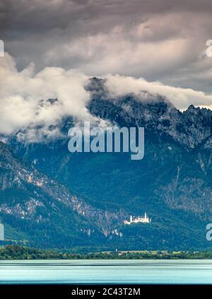 Dramatische Wolken über dem Forggensee in Bayern Stockfoto