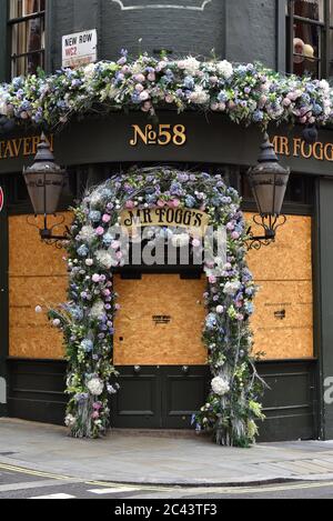 London, Großbritannien. Juni 2020. Vorübergehend geschlossen Mr Fogg's Tavern & Gin Parlor in Covent Garden der britische Premierminister Boris Johnson kündigte an, dass Bars und Pubs ab dem 4. Juli als Einschränkungen der Coronavirus Lockdown Ease wieder geöffnet werden können. Kredit: SOPA Images Limited/Alamy Live Nachrichten Stockfoto