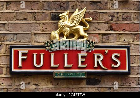 London, Großbritannien. Juni 2020. Fuller's Griffin Brewery Schild auf ihrem Pub gesehen.der britische Premierminister Boris Johnson kündigte an, dass Bars und Pubs ab 4. Juli als Einschränkungen der Coronavirus Lockdown Leichtigkeit wieder geöffnet werden können. Kredit: SOPA Images Limited/Alamy Live Nachrichten Stockfoto