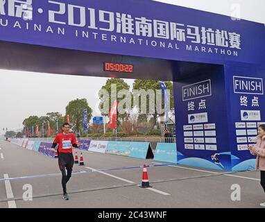 Huainan, Huainan, China. Juni 2020. AnhuiÃ¯Â¼Å'CHINA-He Shuai zeigt 61 MARATHONMEDAILLEN und Zertifikate, die sein Vater He Ming, ein Krebsjäger, in Huainan Stadt, Ost-Chinas Anhui Provinz, 18. Juni 2020 gewonnen hat. Er sagte, er wolle von nun an trainieren und 100 Marathons für seinen Vater beenden.am 14. April 2016 ging er ins Krankenhaus, um sich untersuchen zu lassen.Er wurde mit fortgeschrittenem Lungenkrebs aufgrund von häufigem Husten diagnostiziert. Der Arzt sagte, er hätte weniger als drei Monate zu leben. Nach mehr als 30 Chemotherapie-Behandlungen, sein starker Wunsch zu leben und stark wird ihn für neun Monate in Gang gehalten. Af Stockfoto