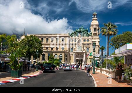 Monte Carlo, Monaco - 13. Juni 2019 : Touristen besuchen berühmte Oper Gebäude in Monte Carlo an der französischen riviera in Monaco Stockfoto