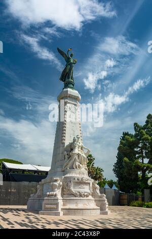 Nizza, Frankreich - 14. Juni 2019 : Touristen kommen an der Promenade von Nizza vorbei, an der das Denkmal des 100. Jahrestages in den Gärten des Albert Parks an der französischen Riviera steht Stockfoto