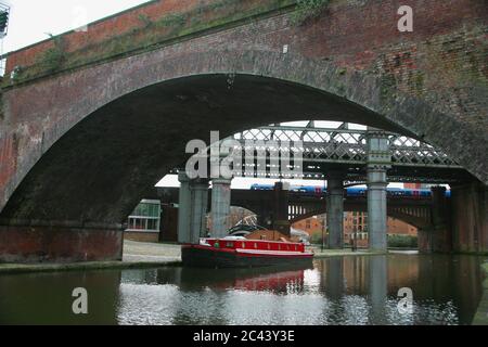 Viadukte und Brücken: Potato Wharf, Bridgewater Canal Basin, Castlefield, Manchester, England, UK Stockfoto