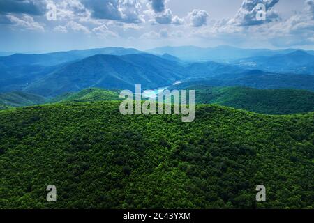 Berglandschaft. Luftaufnahme der Berge und See, Natur Hintergrund. Stockfoto