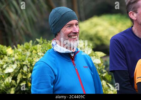 Parkrun-Gründer Paul Sinton-Hewitt hat sich beim Bognor Regis Parkrun in West Sussex, Großbritannien, vorgestellt. Stockfoto