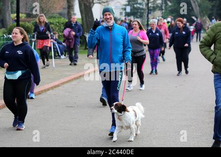 Parkrun-Gründer Paul Sinton-Hewitt hat sich beim Bognor Regis Parkrun in West Sussex, Großbritannien, vorgestellt. Stockfoto