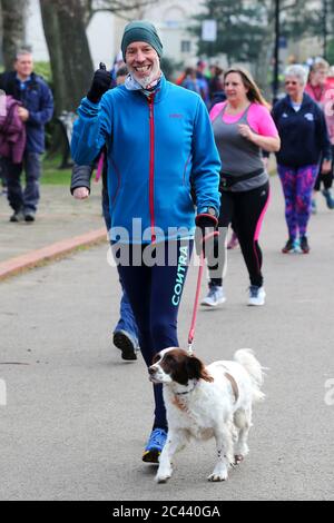 Parkrun-Gründer Paul Sinton-Hewitt hat sich beim Bognor Regis Parkrun in West Sussex, Großbritannien, vorgestellt. Stockfoto