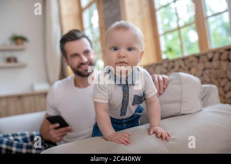 Junger Vater schaut auf seinen Sohn und fühlt sich gut Stockfoto