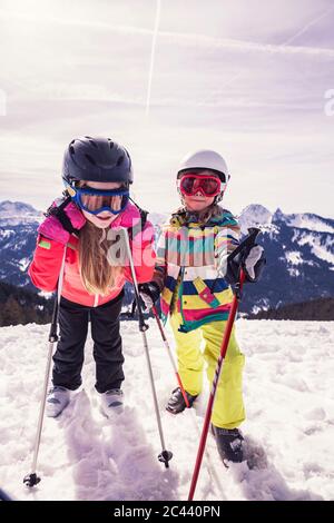In voller Länge verspielte Mädchen genießen auf Skipiste am Spitzingsee, Bayern, Deutschland Stockfoto