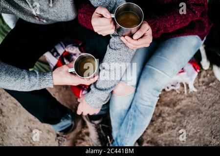 Nahaufnahme von liebevollen Paar hält Tassen Stockfoto