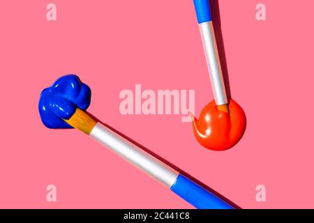 Pinsel mit blauer und roter Ölfarbe Stockfoto