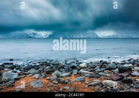 Wolkige Atmosphäre an der Küste im Winter, Fjord Lyngen, Skibotn, Norwegen Stockfoto