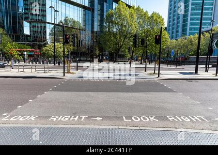 Großbritannien, London, Fußgängerüberweg und leere Straße in der Nähe des Euston Platzes während der Ausgangssperre Stockfoto